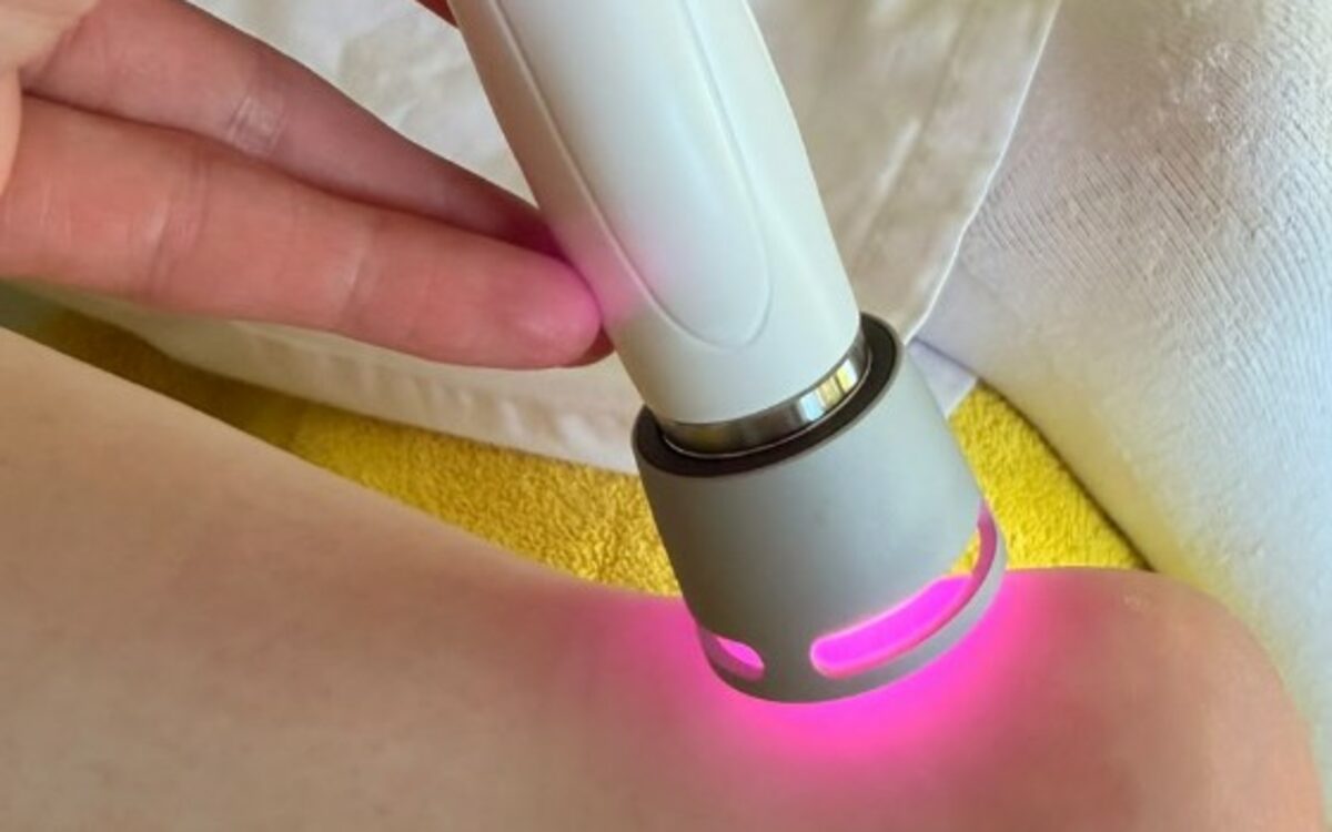 Aplikace vysokovýkonného laseru na dolní končetinu v Rehazone