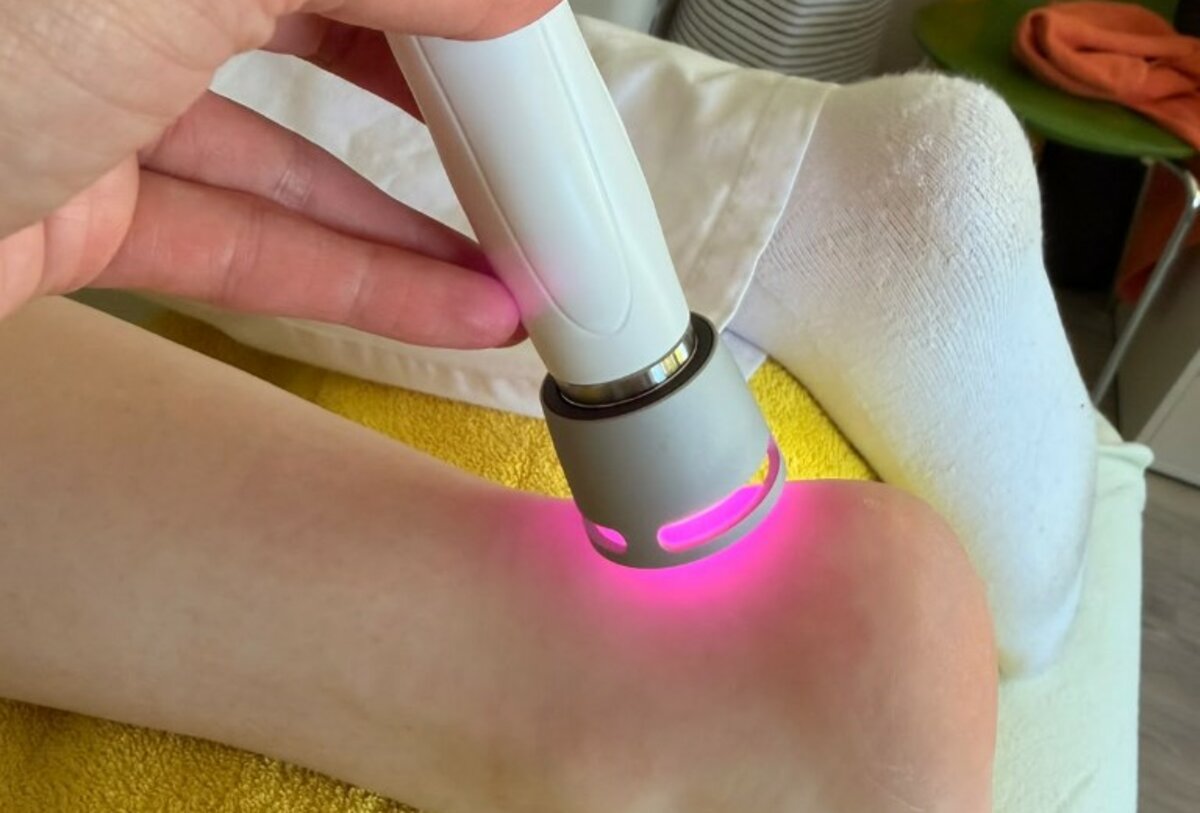 Aplikace vysokovýkonného laseru při rehabilitaci bolesti paty v Rehazone